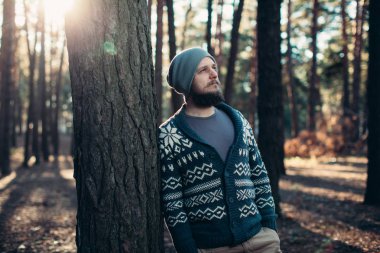Sakallı yakışıklı açık portresi. Rahat sonbahar moda portre