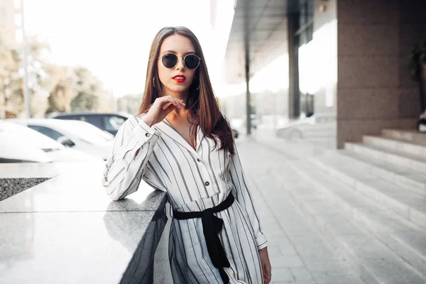Lato moda styl życia słoneczny portret kobiety młody stylowe hipster z ulicą, okulary sobie ładny modny strój cieszyć się jej weekendy, podróżować samotnie — Zdjęcie stockowe