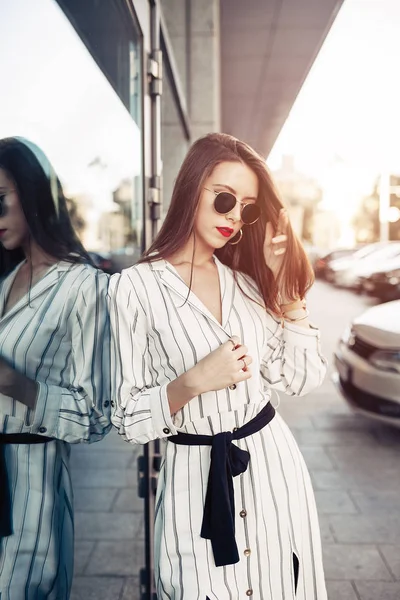 Verano estilo de vida soleado retrato de moda de mujer hipster con estilo joven con gafas de sol caminando en la calle, vistiendo lindo traje de moda disfrutar de sus fines de semana, viajar solo —  Fotos de Stock