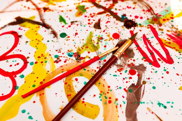 Kinder malen Aquarelle auf ein weißes Laken. Kreativität der Kinder. kaki malyaki. Kritzeln. Daub — Stockfoto