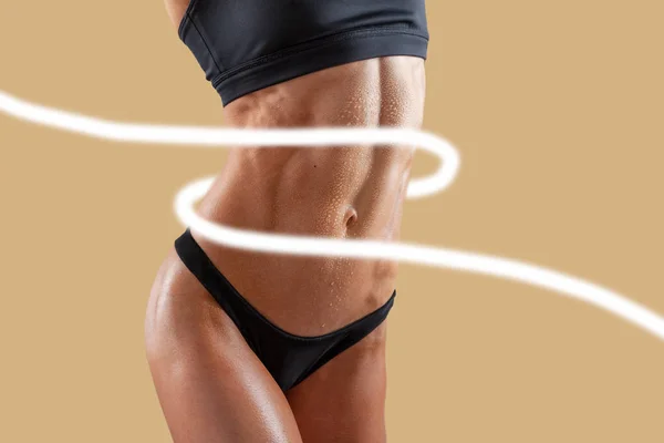 Vacker super passform ung kvinna visar upp sin perfekta muskulösa slet abs. Träningsmodell. Perfekt smal kropp. Studioinspelning. Fitness tränare med perfekt mage — Stockfoto