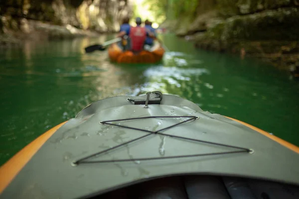 Kayak en el río. grupo de personas en un barco navegando a lo largo del río. Remadores con remos en canoa. Rafting en un kayak. Ocio . — Foto de Stock