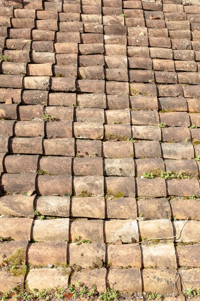 Textura del techo de baldosas antiguas. Superficie erosionada del techo antiguo de la casita italiana . —  Fotos de Stock
