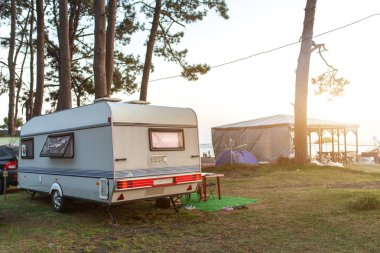 Aile tatil seyahat, kamyonet ve karavan, karavan araba tatil tatil gezisi.