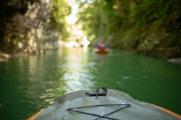 Kayak en el río. grupo de personas en un barco navegando a lo largo del río. Remadores con remos en canoa. Rafting en un kayak. Ocio . — Foto de Stock