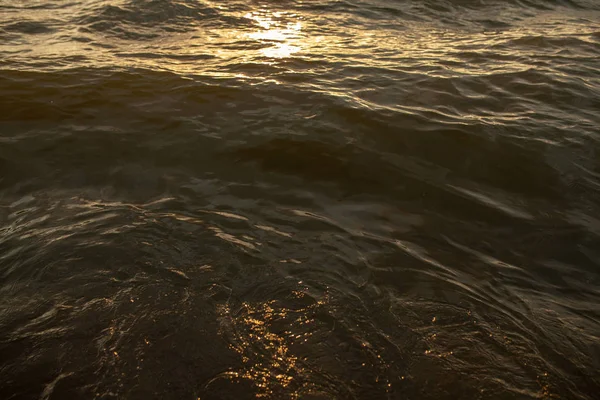 해질녘 비치 웨이브를 닫습니다. 고요한 해변에 반영 하는 태양. 소프트 포커스 — 스톡 사진