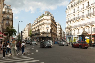 Paris, Fransa, 02 Haziran 2018 Merkez Ilçe yaz Paris şehir sokaklarında. Yoldan geçenler tarafından ve turistler kameralar ile şehir etrafında yürümek.