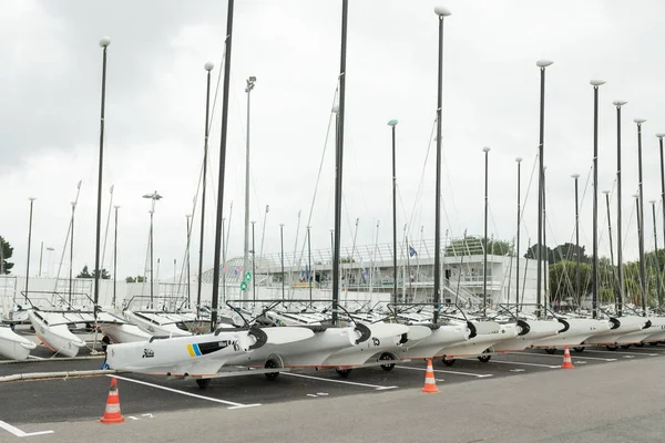 Morgat, Francia 29 mayo 2018 Almacenamiento de catamaranes sin velas estacionado en la playa — Foto de Stock