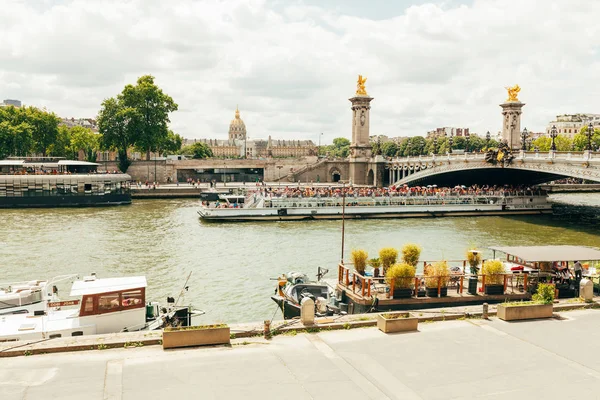 Paris france02 juni 2018: pont alexandre iii überbrücktdie aufwendigste, extravaganteste brücke in paris — Stockfoto