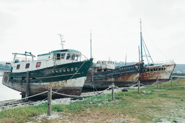 Camaret-sur-Mer, Finistere, Bretagna, Francia 29 maggio 2018. Rottami di pescherecci nel cimitero delle navi — Foto Stock