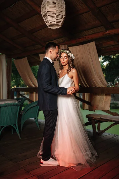 Noiva feliz e noivo e sua primeira dança, casamento no elegante restaurante com uma luz maravilhosa e atmosfera — Fotografia de Stock