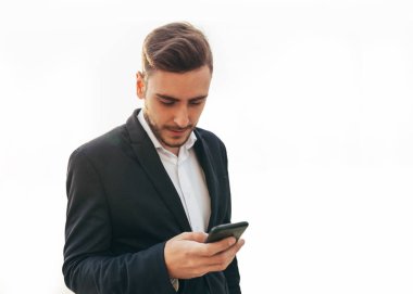 Bin yıllık iş adamı onun cep telefonu ekranına görünüyor. Yakın çekim portre. Genç başarılı, şık iş adamı