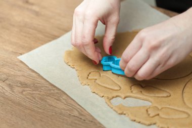 yemek ve ev concept - taze hamur evde kurabiye yapma eller, yakın çekim