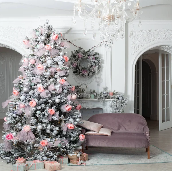 Kerstboom Kamer Buurt Van Open Haard Kerstsfeer Met Geschenken Wit — Stockfoto