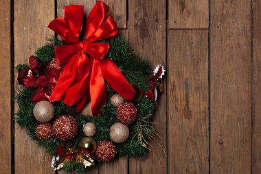 Noel çelenk. Kış tatil geleneği, Jingle bells, ışık garland, Holly berry, şeker kamışı, üstten görünüm