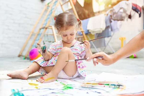 Kind Meisje Tekening Foto Buiten Zomer Meisje Met Paint Puttend — Stockfoto