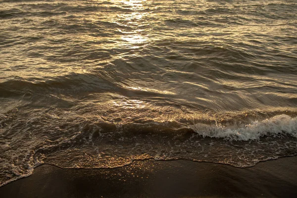 Chiudere Onda Spiaggia Tramonto Sole Che Riflette Sulla Spiaggia Serena — Foto Stock