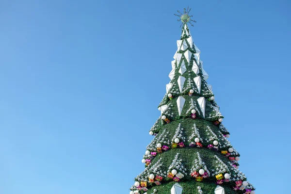 City Christmas tree against a blue sky. Christmas Garlands. Weekends and holidays — Stock Photo, Image