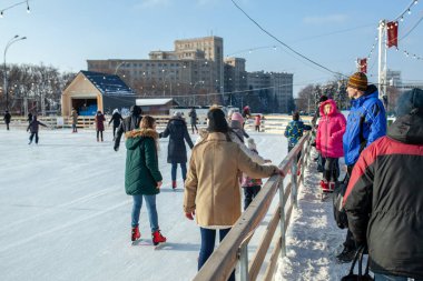 Ukrayna, Kharkov 30 Aralık 2018 insanlar Özgürlük Meydanı'nda şehir parkta paten. Hafta sonları ve tatil günlerinde mükemmel aile eğlence.