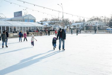 Ukrayna, Kharkov 30 Aralık 2018 insanlar Özgürlük Meydanı'nda şehir parkta paten. Hafta sonları ve tatil günlerinde mükemmel aile eğlence.