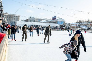Ukrayna, Kharkov 30 Aralık 2018 insanlar Özgürlük Meydanı'nda şehir parkta paten. Hafta sonları ve tatil günlerinde mükemmel aile eğlence.