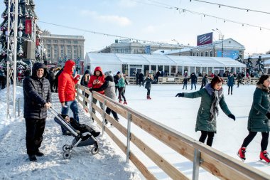 Ukrayna, Kharkov 30 Aralık 2018 insanlar Özgürlük Meydanı'nda şehir parkta paten. Hafta sonları ve tatil günlerinde mükemmel aile eğlence.