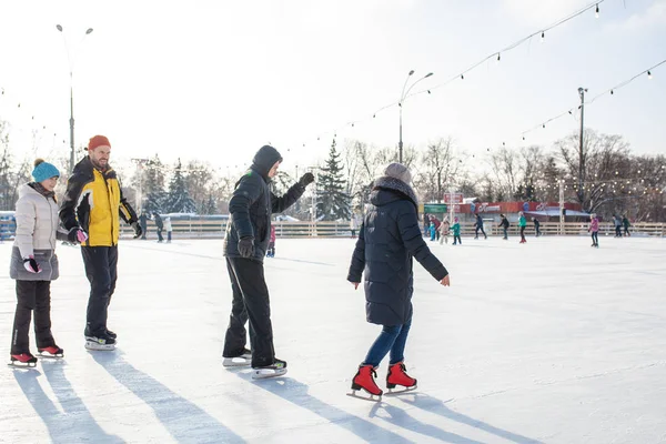 Ucraina, Kharkov 30 dicembre 2018 Le persone pattinano nel parco cittadino di Freedom Square. Eccellente tempo libero in famiglia durante i fine settimana e le vacanze . — Foto Stock