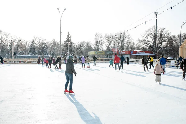 Ucraina, Kharkov 30 dicembre 2018 Le persone pattinano nel parco cittadino di Freedom Square. Eccellente tempo libero in famiglia durante i fine settimana e le vacanze . — Foto Stock