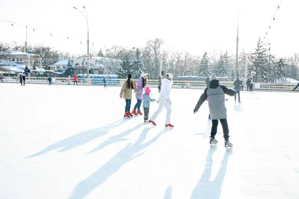 Ucraina, Kharkov 30 dicembre 2018 Le persone pattinano nel parco cittadino di Freedom Square. Eccellente tempo libero in famiglia durante i fine settimana e le vacanze . — Foto Stock