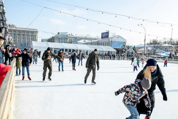 Ucraina, Kharkov 30 dicembre 2018 Le persone pattinano nel parco cittadino di Freedom Square. Eccellente tempo libero in famiglia durante i fine settimana e le vacanze . — Foto Stock