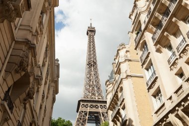 Paris, Fransa, 02 Haziran 2018 küçük paris Caddesi üzerinde ünlü paris eifel manzaralı kule biraz güneş ışığı ile bulutlu yaz gününde