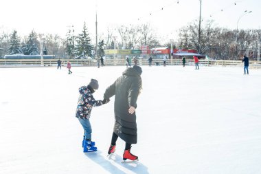 Ukrayna, Kharkov 30 Aralık 2018 insanlar Özgürlük Meydanı'nda şehir parkta paten. Hafta sonları ve tatil günlerinde mükemmel aile eğlence.