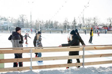 Ukrayna, Kharkov 30 Aralık 2018 insanlar Özgürlük Meydanı'nda şehir parkta paten. Hafta sonları ve tatil günlerinde mükemmel aile eğlence.