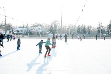 Ukrayna, Kharkov 30 Aralık 2018 insanlar Özgürlük Meydanı'nda şehir parkta paten. Hafta sonları ve tatil günlerinde mükemmel aile eğlence.