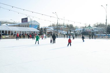 Ukrayna, Kharkov 30 Aralık 2018 insanlar Özgürlük Meydanı'nda şehir parkta paten. Hafta sonları ve tatil günlerinde mükemmel aile eğlence.
