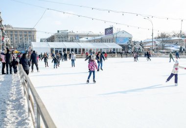 Ukrayna, Kharkov 30 Aralık 2018 insanlar Özgürlük Meydanı'nda şehir parkta paten. Hafta sonları ve tatil günlerinde mükemmel aile eğlence.