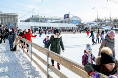 Ukrayna, Kharkov 30 Aralık 2018 insanlar Özgürlük Meydanı'nda şehir parkta paten. Hafta sonları ve tatil günlerinde mükemmel aile eğlence.