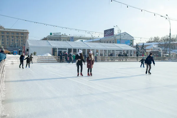 Oekraïne, Kharkov 30 December 2018 mensen skate in het stadspark op Vrijheidsplein. Uitstekende familie vakantie weekend en op feestdagen. — Stockfoto