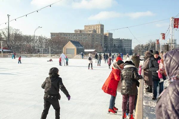 Ukraine, Kharkov 30 décembre 2018 Les gens patinent dans le parc de la ville sur Freedom Square. Excellent loisirs en famille le week-end et les vacances . — Photo