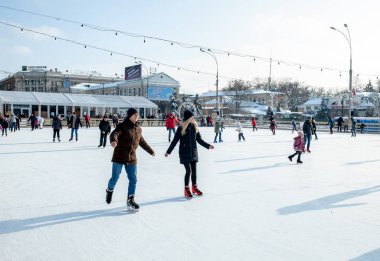 Ukrayna, Kharkov 30 Aralık 2018 insanlar Özgürlük Meydanı'nda şehir parkta paten. Hafta sonları ve tatil günlerinde mükemmel aile eğlence.