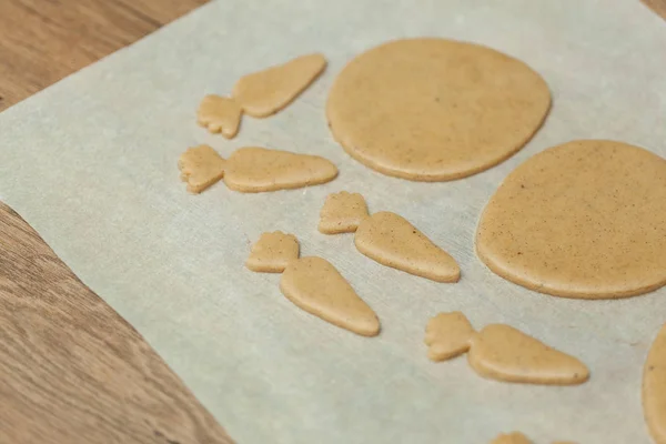 Nahaufnahme weiblicher Hände, die zu Hause Plätzchen aus frischem Teig backen — Stockfoto