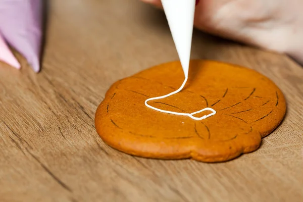 Pişirme, pişirme, desenleri Paskalya gingerbread çizmek — Stok fotoğraf