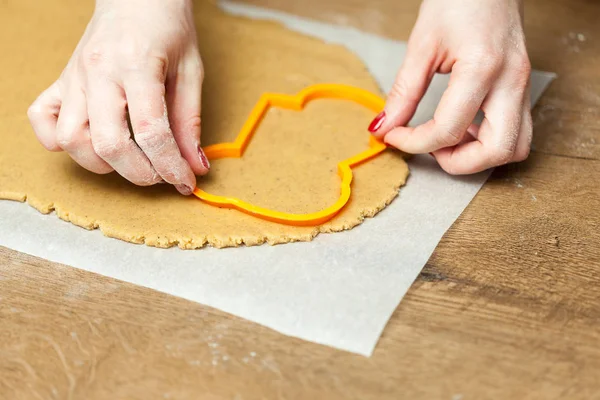 Nahaufnahme weiblicher Hände, die zu Hause Plätzchen aus frischem Teig backen — Stockfoto