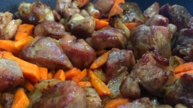 Et yakın arka plan kadar tavada kızartılıyor. Domuz ve sığır eti yemek