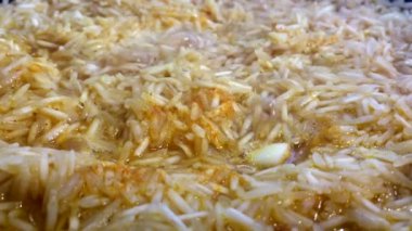 Pilav pişirme. Pirinç kaynar bir tavada arka kapatmak