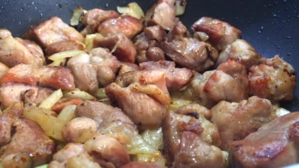 肉是在平底锅的背景下油炸的 用猪肉和牛肉做晚餐 — 图库视频影像
