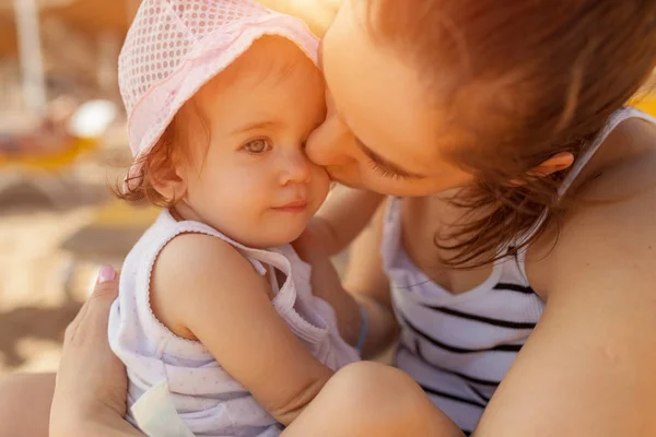 Мать обнимает свою маленькую дочь на открытом воздухе в солнечный день Положительные человеческие эмоции, чувства, эмоции . — стоковое фото