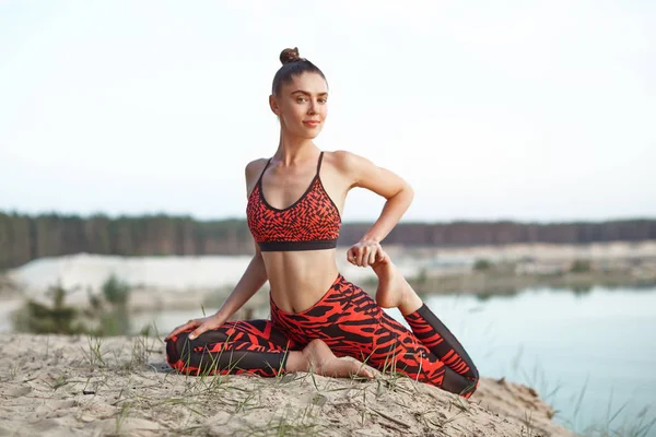 Ein Schönes Kaukasisches Mädchen Leuchtend Roter Sportbekleidung Macht Yoga Der — Stockfoto