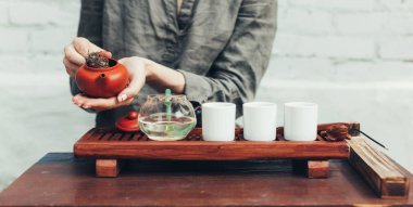 Geleneksel çay töreni kadın el ile kapatın