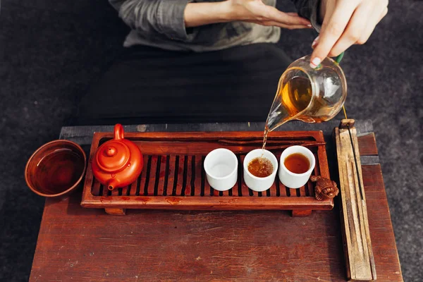 Geleneksel çay töreni kadın el ile kapatın